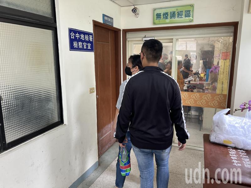 台中巨業客運施姓司機22日晚間行經宮原眼科附近時,撞死走在斑馬線的林姓女大生,檢方今相驗,林女母親神情哀戚。記者陳宏睿/攝影 台中巨業客運施姓司機22日晚間行經宮原眼科附近時,撞死走在斑馬線的林姓女大生,檢方今相驗,林女母親神情哀戚。記者陳宏睿/攝影