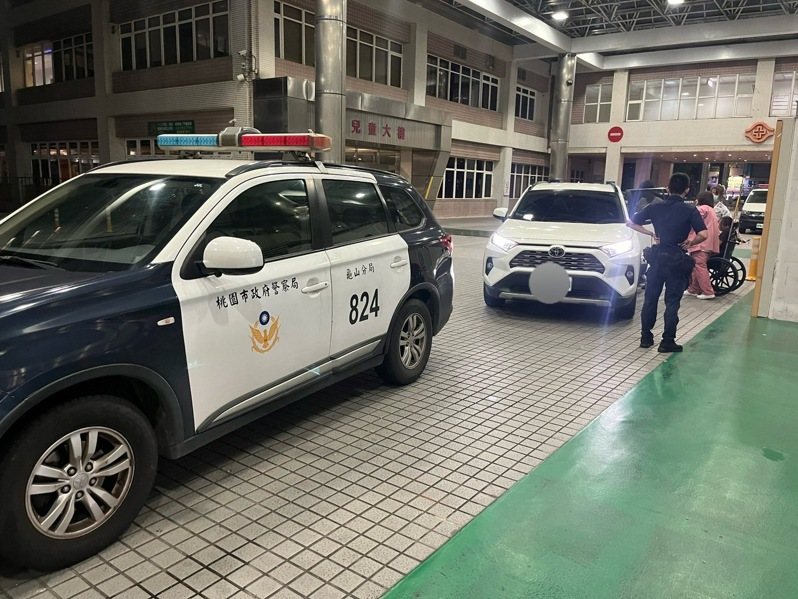 桃園一名陳姓男子昨晚載著孕妻及幼兒返回龜山區住家，途中孕妻突然陣痛難耐疑似臨盆，慌亂之際求助附近的龜山派出所，警方以巡邏車開道護送陳男車輛到長庚醫院就醫。記者周嘉茹／翻攝