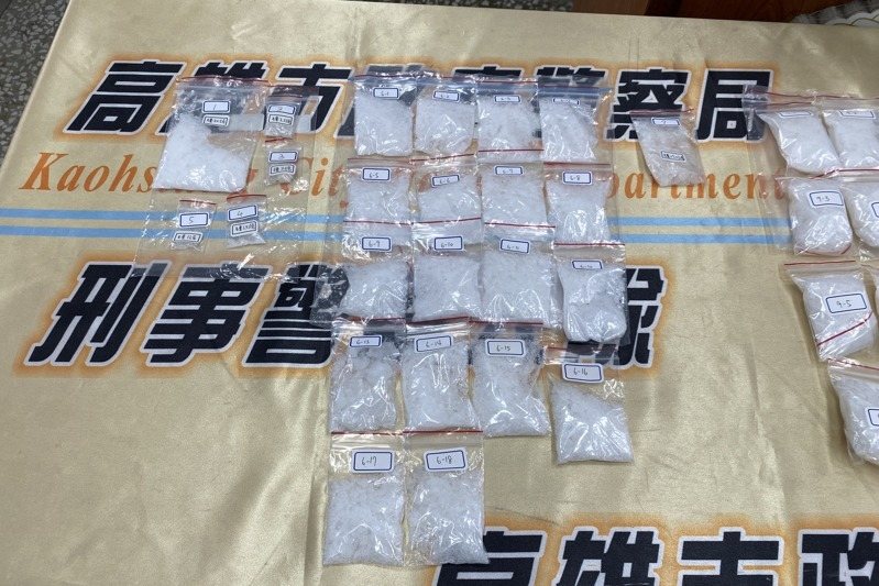 高市刑大偵四隊警方18日上午在屏東市逮捕涉販毒的蕭姓男子及3名手下,並起出800餘公克的海洛因和安非他命毒品。記者石秀華/翻攝 高市刑大偵四隊警方18日上午在屏東市逮捕涉販毒的蕭姓男子及3名手下,並起出800餘公克的海洛因和安非他命毒品。記者石秀華/翻攝