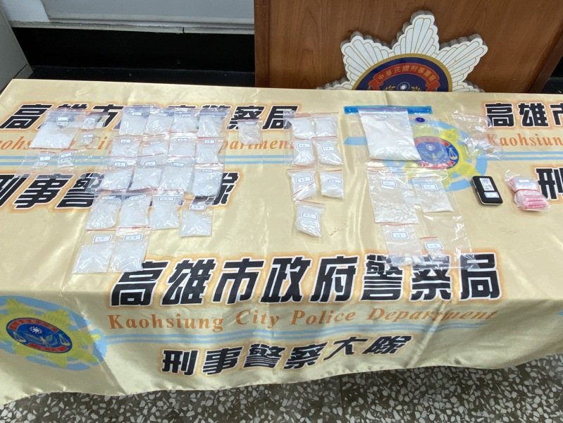 高市刑大偵四隊警方18日上午在屏東市逮捕涉販毒的蕭姓男子及3名手下,並起出800餘公克的海洛因和安非他命毒品。記者石秀華/翻攝 高市刑大偵四隊警方18日上午在屏東市逮捕涉販毒的蕭姓男子及3名手下,並起出800餘公克的海洛因和安非他命毒品。記者石秀華/翻攝