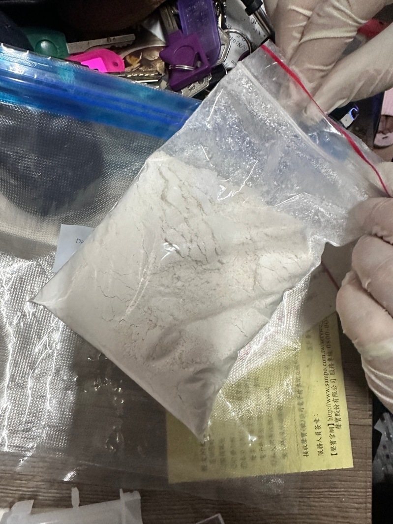 高市刑大偵四隊警方18日上午在屏東市逮捕涉販毒的蕭姓男子及3名手下,警方在蕭男車上起出一大包毒品。記者石秀華/翻攝 高市刑大偵四隊警方18日上午在屏東市逮捕涉販毒的蕭姓男子及3名手下,警方在蕭男車上起出一大包毒品。記者石秀華/翻攝