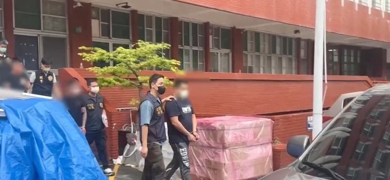 高市刑大偵四隊警方18日上午在屏東市逮捕涉販毒的蕭姓男子(前方者)及3名手下,並起出800餘公克的毒品。記者石秀華/翻攝 高市刑大偵四隊警方18日上午在屏東市逮捕涉販毒的蕭姓男子(前方者)及3名手下,並起出800餘公克的毒品。記者石秀華/翻攝