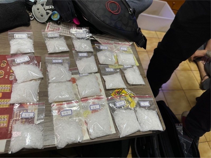 高市刑大偵四隊警方18日上午在屏東市逮捕涉販毒的蕭姓男子及3名手下,並起出800餘公克的海洛因和安非他命毒品。記者石秀華/翻攝 高市刑大偵四隊警方18日上午在屏東市逮捕涉販毒的蕭姓男子及3名手下,並起出800餘公克的海洛因和安非他命毒品。記者石秀華/翻攝