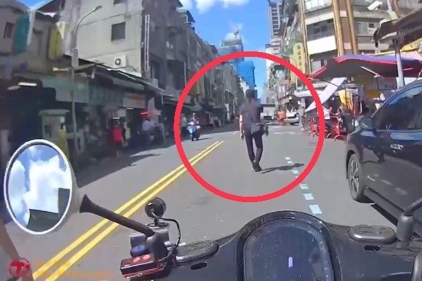 邱男是竊盜通緝犯,遭通緝14年,逃亡期間用雙胞胎弟弟的身分證字號、駕照躲避查緝。記者翁至成/翻攝 邱男是竊盜通緝犯,遭通緝14年,逃亡期間用雙胞胎弟弟的身分證字號、駕照躲避查緝。記者翁至成/翻攝