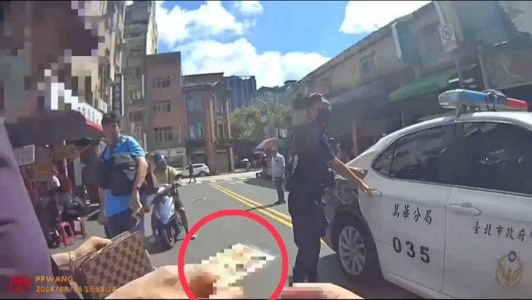 邱男是竊盜通緝犯,遭通緝14年,逃亡期間用雙胞胎弟弟的身分證字號、駕照躲避查緝。記者翁至成/翻攝 邱男是竊盜通緝犯,遭通緝14年,逃亡期間用雙胞胎弟弟的身分證字號、駕照躲避查緝。記者翁至成/翻攝
