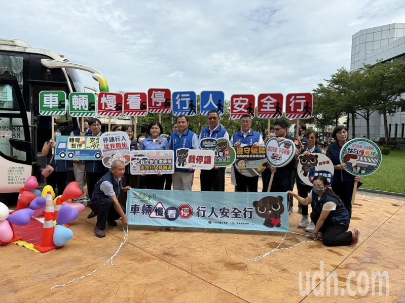 雲林縣今年1至8月大型車交通事故致死9人，政府為提升行車安全，今舉辦九大運輸業路口停讓宣示。記者陳雅玲／攝影