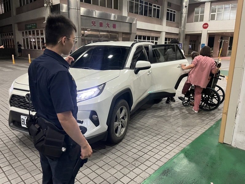 桃園一名陳姓男子昨晚載著孕妻及幼兒返回龜山區住家，途中孕妻突然陣痛難耐疑似臨盆，慌亂之際求助附近的龜山派出所，警方以巡邏車開道護送陳男車輛到長庚醫院就醫。記者周嘉茹／翻攝
