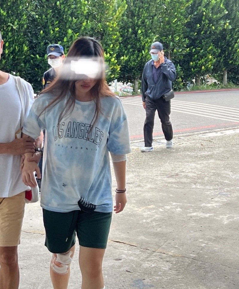 公車肇事20歲女大生身亡，同行學姐來到殯儀館看學妹。記者陳宏睿／攝影