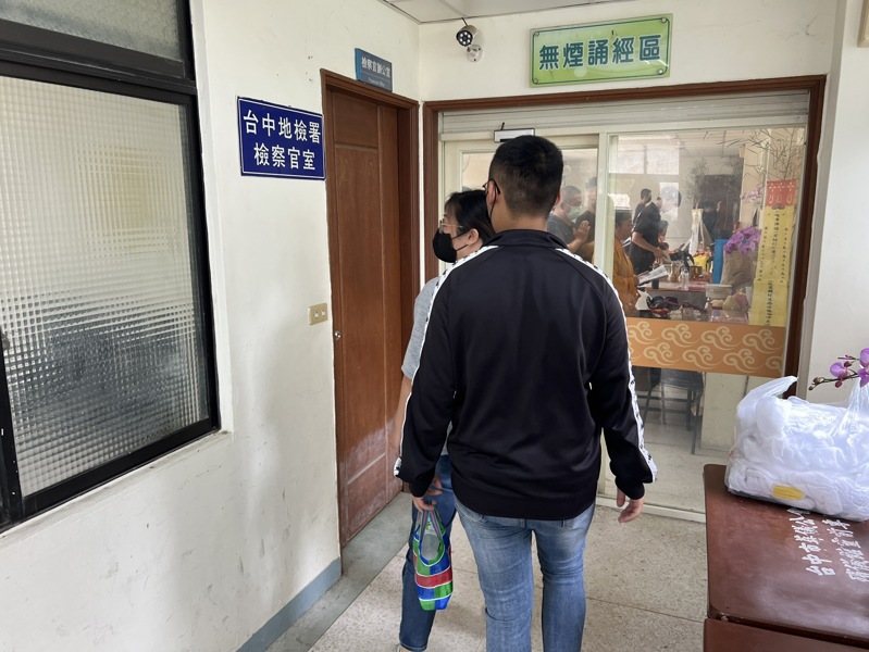 公車肇事20歲女大生身亡，林母由兒子陪同，到殯儀館看女兒。記者陳宏睿／攝影