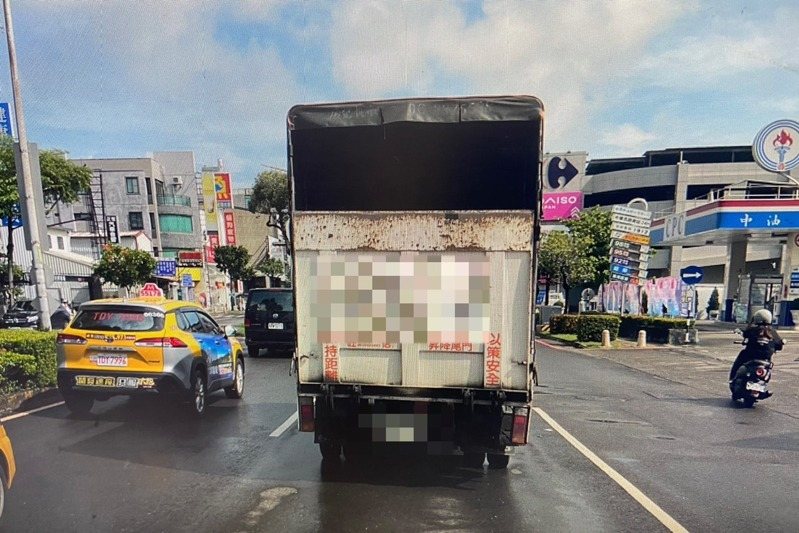 台南中西區中華西路二段快車道，今天上午9點多突然有1輛自小貨車停駛於道路上，62歲吳姓男駕駛疑心肌梗塞失去意識，到院前死亡。圖／民眾提供