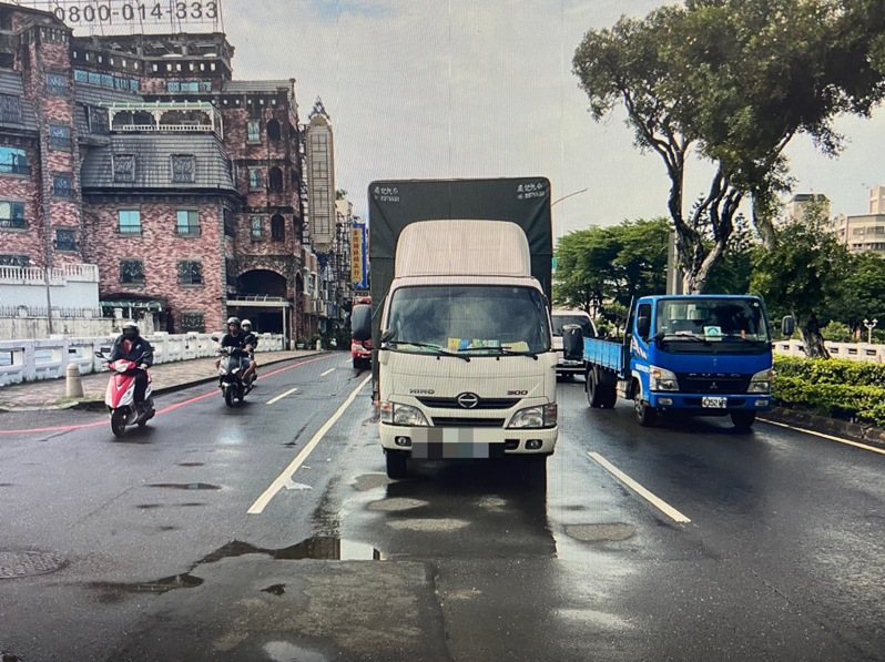 台南中西區中華西路二段快車道，今天上午9點多突然有1輛自小貨車停駛於道路上，62歲吳姓男駕駛疑心肌梗塞失去意識，到院前死亡。圖／民眾提供