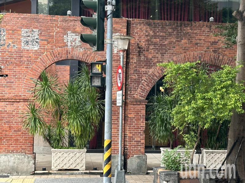 台中市綠川東街左轉中山路口設有路燈，但有警員說亮度應加強。記者黃寅／攝影