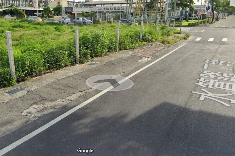 歐男停車地點雖屬於人行道，但看得出來缺乏維護，若無標線或標誌恐無法辨識。取自Google Map