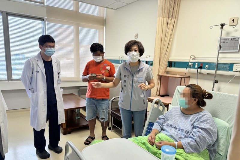 縣長饒慶鈴今早赴醫院探視中毒病患，眾人探視過後，這名女病患已經出院返家休養。圖／取自饒慶鈴臉書