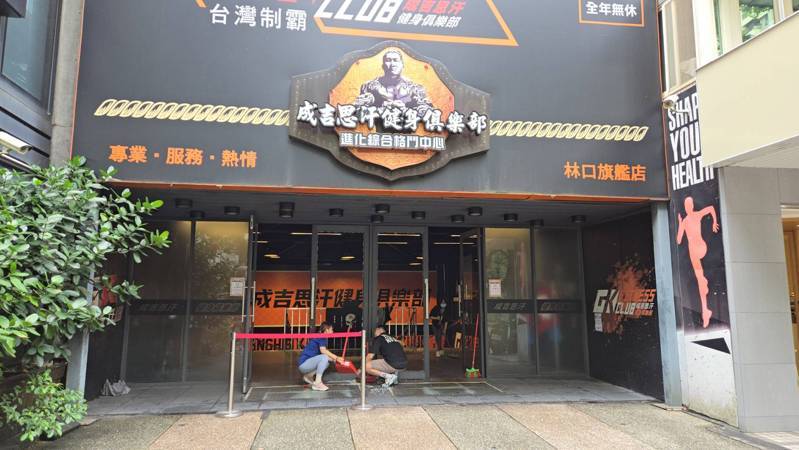 網紅「館長」陳之漢經營的成吉思汗健身俱樂部林口店,上午10時許傳出被1名男子砸毀店門玻璃之後駕車逃逸,新北市林口警分局獲報發動攔截圍捕,稍早11時許在新莊區攔獲陳姓嫌犯。圖/民眾提供 網紅「館長」陳之漢經營的成吉思汗健身俱樂部林口店,上午10時許傳出被1名男子砸毀店門玻璃之後駕車逃逸,新北市林口警分局獲報發動攔截圍捕,稍早11時許在新莊區攔獲陳姓嫌犯。圖/民眾提供