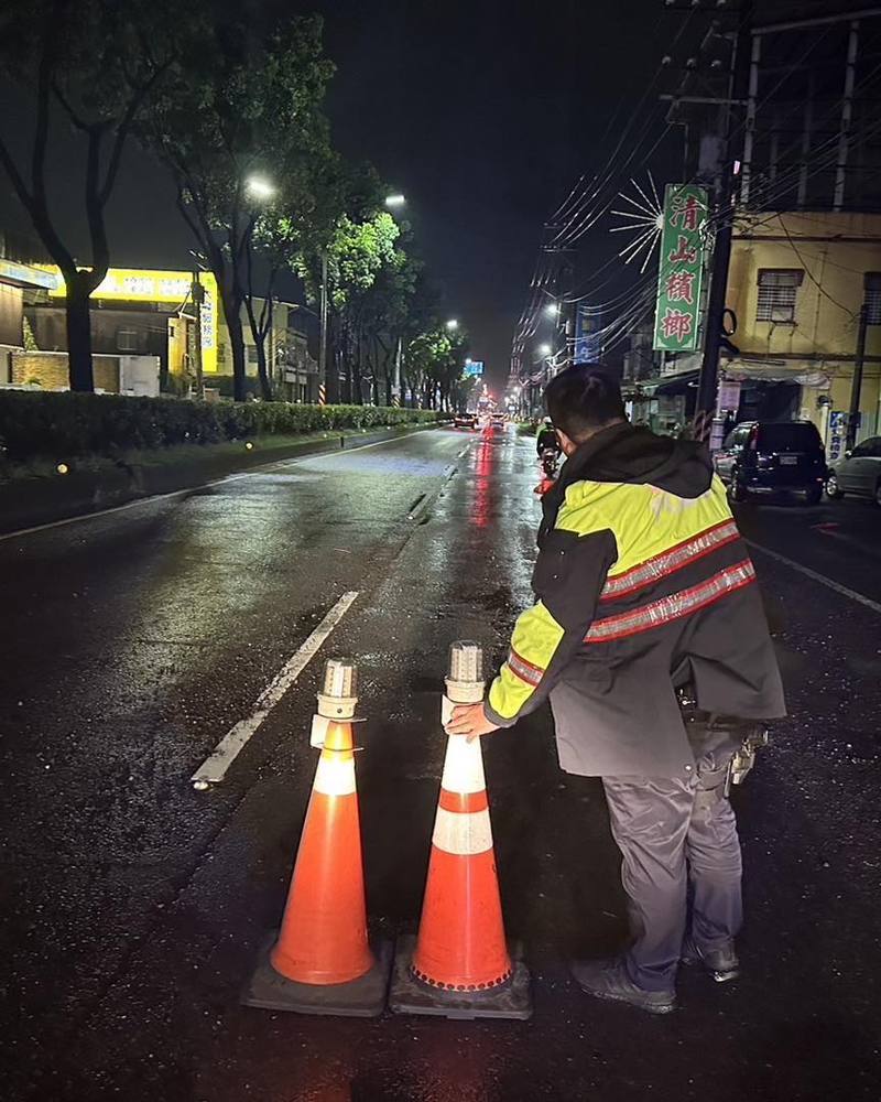 高雄市連日降下見歇性豪大雨,位於大寮區鳳林二路馬路出現長約1公尺、寬半公尺的坑洞,害5車受損2騎士慘摔,警方在現場放交通錐警示。圖/取自高市議員邱于軒臉書 高雄市連日降下見歇性豪大雨,位於大寮區鳳林二路馬路出現長約1公尺、寬半公尺的坑洞,害5車受損2騎士慘摔,警方在現場放交通錐警示。圖/取自高市議員邱于軒臉書