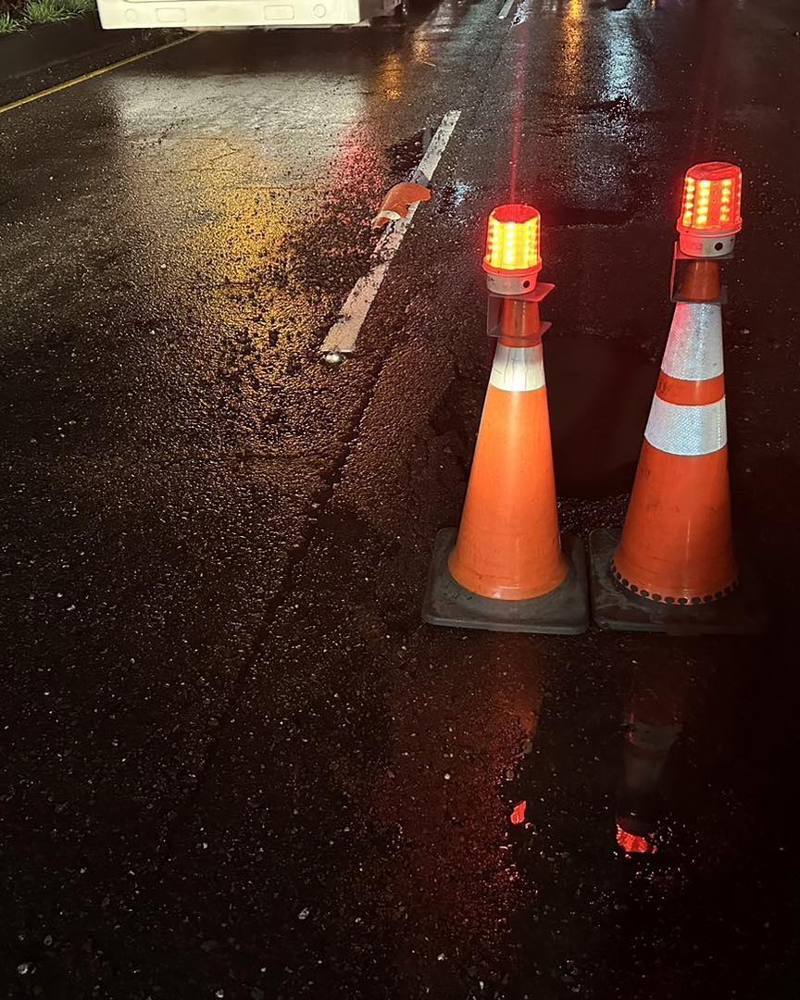 高雄市連日降下見歇性豪大雨,位於大寮區鳳林二路馬路出現長約1公尺、寬半公尺的坑洞,害5車受損2騎士慘摔,警方在現場放交通錐警示。圖/取自高市議員邱于軒臉書 高雄市連日降下見歇性豪大雨,位於大寮區鳳林二路馬路出現長約1公尺、寬半公尺的坑洞,害5車受損2騎士慘摔,警方在現場放交通錐警示。圖/取自高市議員邱于軒臉書