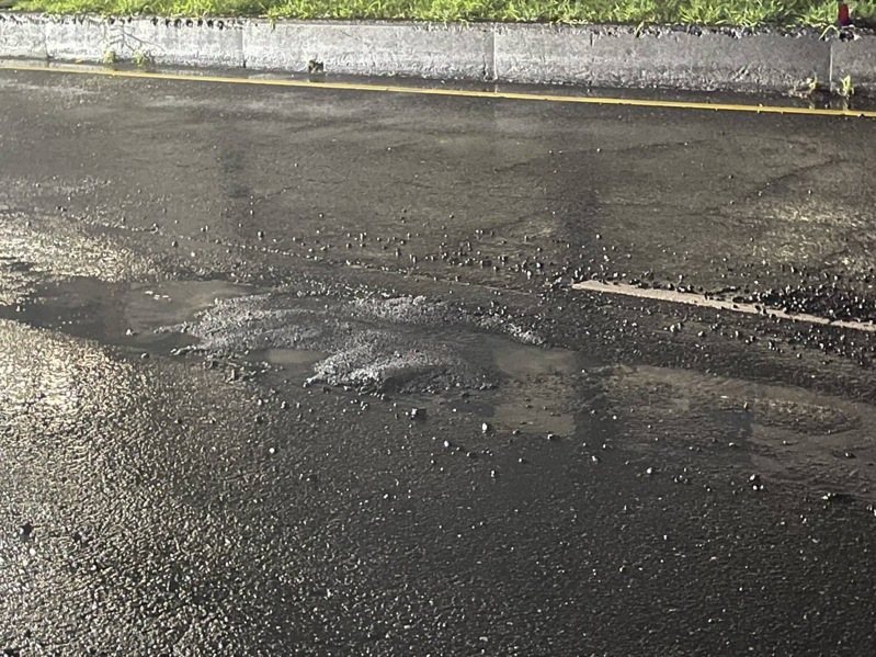 高雄市連日降下見歇性豪大雨,位於大寮區鳳林二路馬路出現長約1公尺、寬半公尺的坑洞,害5車受損2騎士慘摔。記者石秀華/翻攝 高雄市連日降下見歇性豪大雨,位於大寮區鳳林二路馬路出現長約1公尺、寬半公尺的坑洞,害5車受損2騎士慘摔。記者石秀華/翻攝