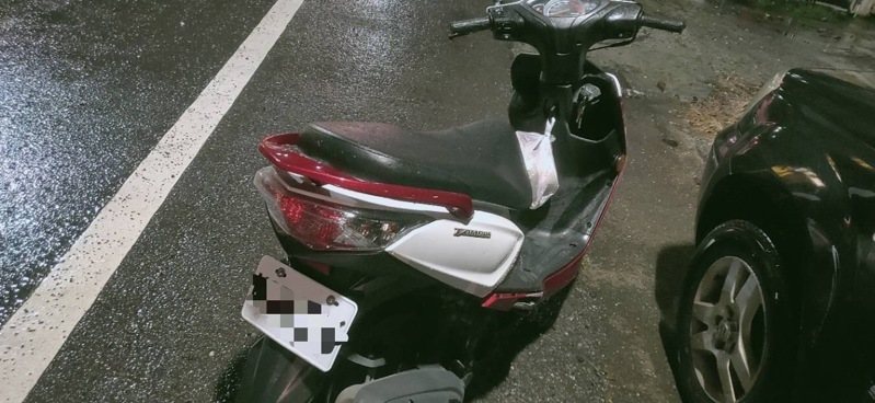 高雄市連日降下見歇性豪大雨,位於大寮區鳳林二路馬路出現長約1公尺、寬半公尺的坑洞,害5車受損2騎士慘摔。記者石秀華/翻攝 高雄市連日降下見歇性豪大雨,位於大寮區鳳林二路馬路出現長約1公尺、寬半公尺的坑洞,害5車受損2騎士慘摔。記者石秀華/翻攝