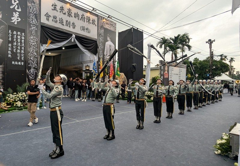 屏東角頭「鴨頭」陳昫豪今日舉行告別式，有樂儀隊現場演出。記者潘奕言／攝影