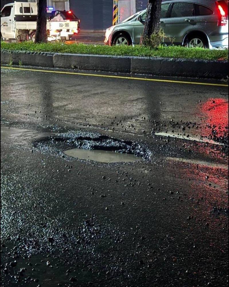 高雄市連日降下見歇性豪大雨,位於大寮區鳳林二路馬路出現長約1公尺、寬半公尺的坑洞,害5車受損2騎士慘摔。圖/取自高市議員邱于軒臉書 高雄市連日降下見歇性豪大雨,位於大寮區鳳林二路馬路出現長約1公尺、寬半公尺的坑洞,害5車受損2騎士慘摔。圖/取自高市議員邱于軒臉書