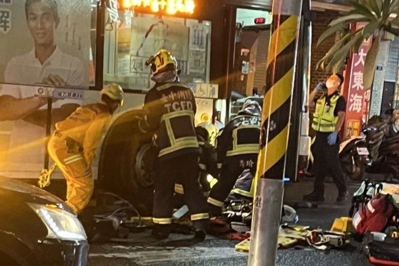 巨業公車闖禍釀1死1傷,中市府初估將重罰業者120萬。圖/民眾提供 巨業公車闖禍釀1死1傷,中市府初估將重罰業者120萬。圖/民眾提供