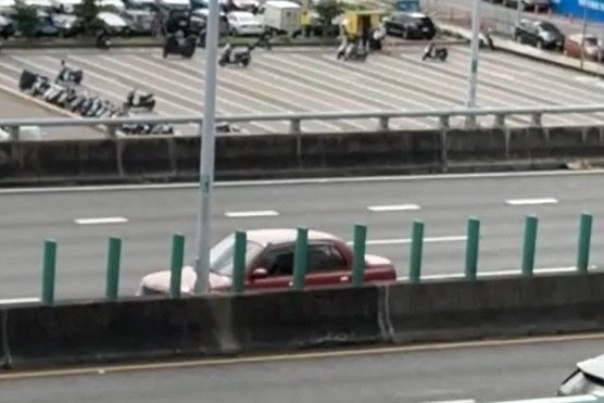 台中市一輛紅色轎車竟在台74線快速道路太平往潭子方向的25公里處倒車而行。圖/民眾提供 台中市一輛紅色轎車竟在台74線快速道路太平往潭子方向的25公里處倒車而行。圖/民眾提供