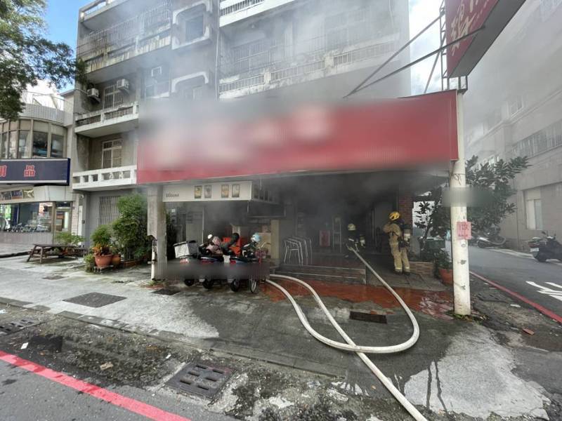 高雄市前鎮區一心二路一家小吃店今天下午換瓦斯「轟」一聲，當下起火冒煙，消防員撲滅火勢，1員工受驚嚇被送醫。記者石秀華／翻攝