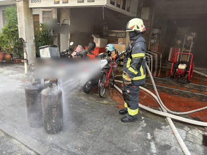 高雄市前鎮區一心二路一家小吃店今天下午換瓦斯「轟」一聲，當下起火冒煙，消防員撲滅火勢，1員工受驚嚇被送醫。記者石秀華／翻攝