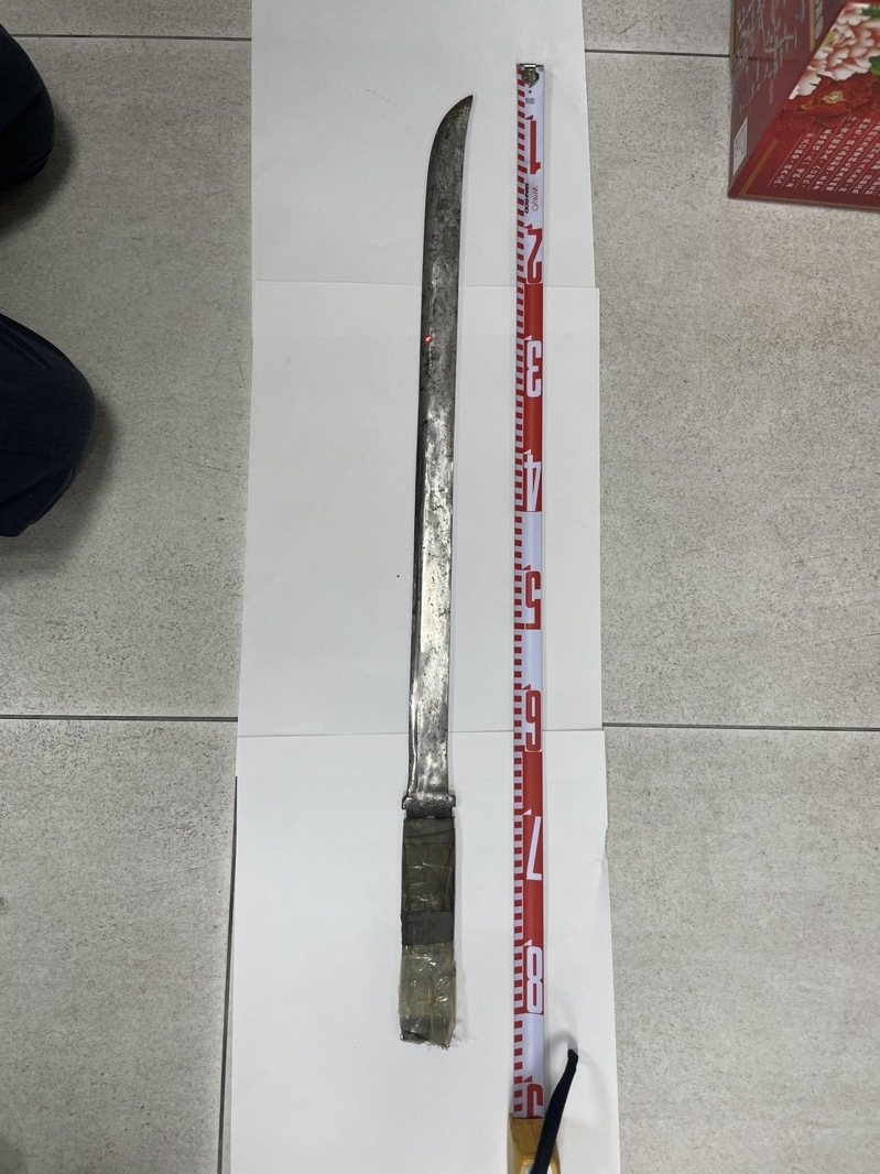 賴翁涉持長刀攻擊潘男。記者蕭雅娟／翻攝