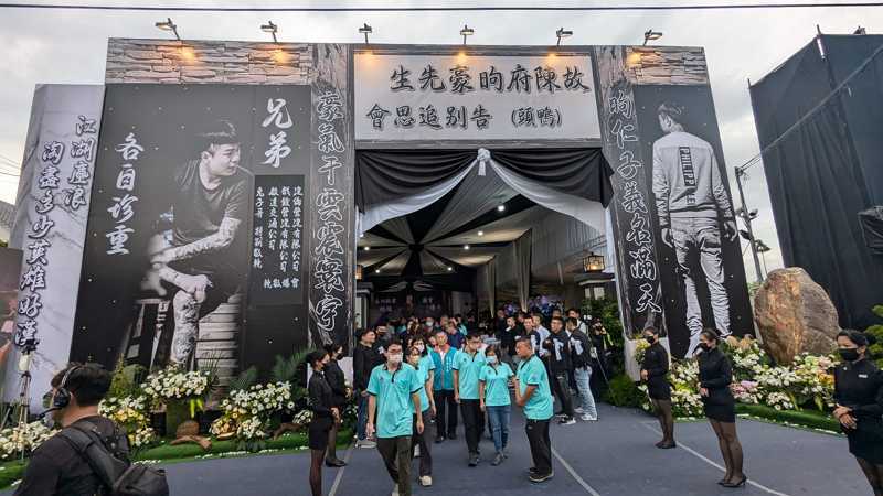 屏東角頭「鴨頭」陳昫豪今日舉行告別式，警方預估現場約2000人。記者潘奕言／攝影
