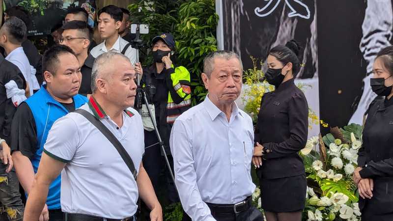 屏東角頭「鴨頭」陳昫豪今日舉行告別式，屏東縣議長周典論（右）也到場致意。記者潘奕言／攝影