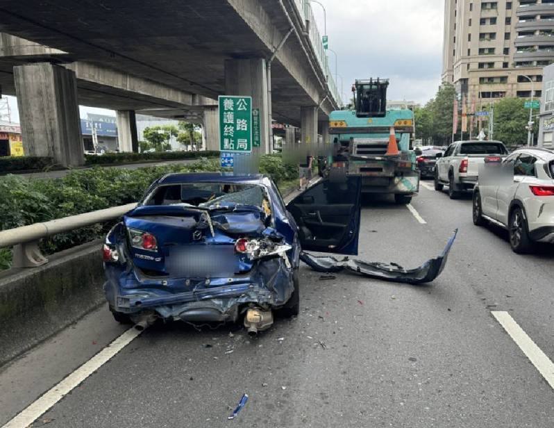 台中市賴姓男子駕駛的起重機今天中午疑煞車失靈,在台74青海路匝道釀成6車連環車禍。記者陳宏睿/翻攝 台中市賴姓男子駕駛的起重機今天中午疑煞車失靈,在台74青海路匝道釀成6車連環車禍。記者陳宏睿/翻攝
