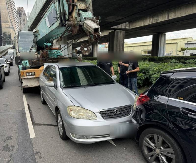 台中市賴姓男子駕駛的起重機今天中午疑煞車失靈,在台74青海路匝道釀成6車連環車禍。記者陳宏睿/翻攝 台中市賴姓男子駕駛的起重機今天中午疑煞車失靈,在台74青海路匝道釀成6車連環車禍。記者陳宏睿/翻攝