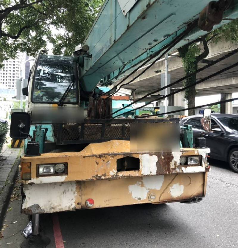台中市賴姓男子駕駛的起重機今天中午疑煞車失靈,在台74青海路匝道釀成6車連環車禍。記者陳宏睿/翻攝 台中市賴姓男子駕駛的起重機今天中午疑煞車失靈,在台74青海路匝道釀成6車連環車禍。記者陳宏睿/翻攝