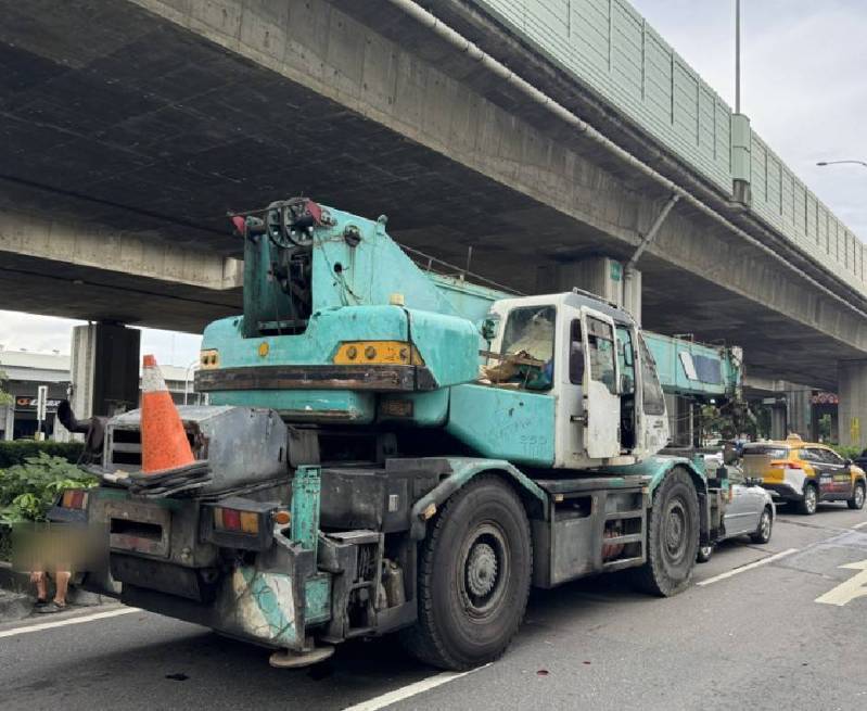台中市賴姓男子駕駛的起重機今天中午疑煞車失靈,在台74青海路匝道釀成6車連環車禍。記者陳宏睿/翻攝 台中市賴姓男子駕駛的起重機今天中午疑煞車失靈,在台74青海路匝道釀成6車連環車禍。記者陳宏睿/翻攝