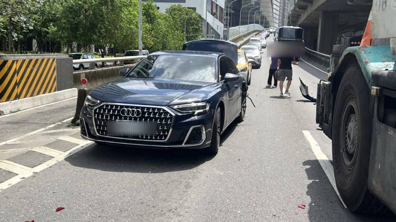 台中市賴姓男子駕駛的起重機今天中午疑煞車失靈,在台74青海路匝道釀成6車連環車禍。記者陳宏睿/翻攝 台中市賴姓男子駕駛的起重機今天中午疑煞車失靈,在台74青海路匝道釀成6車連環車禍。記者陳宏睿/翻攝