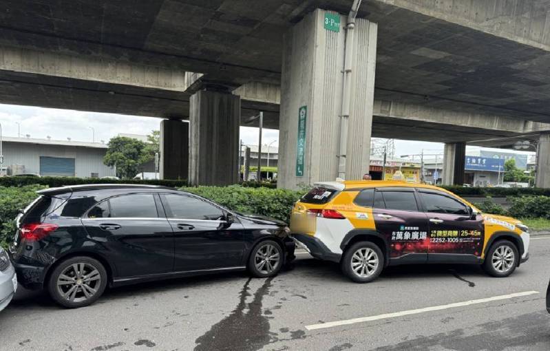台中市賴姓男子駕駛的起重機今天中午疑煞車失靈,在台74青海路匝道釀成6車連環車禍。記者陳宏睿/翻攝 台中市賴姓男子駕駛的起重機今天中午疑煞車失靈,在台74青海路匝道釀成6車連環車禍。記者陳宏睿/翻攝