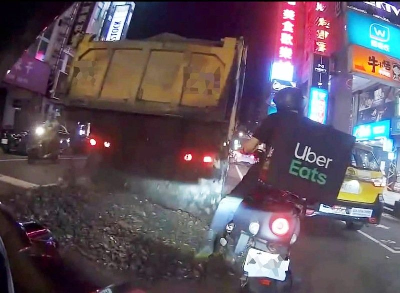 中壢區砂車石司機在路口突然後斗當街「卸貨」,砂石傾洩如封路,外送員險些遭殃。圖/取自臉書「爆料公社二社」 中壢區砂車石司機在路口突然後斗當街「卸貨」,砂石傾洩如封路,外送員險些遭殃。圖/取自臉書「爆料公社二社」