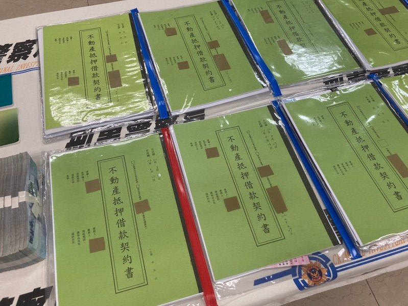 警方查扣現金300萬元、手機9支、借款資料9份、銀行存摺4本、金主名冊、地政士事務所電腦電磁紀錄等證物。記者翁至成/攝影 警方查扣現金300萬元、手機9支、借款資料9份、銀行存摺4本、金主名冊、地政士事務所電腦電磁紀錄等證物。記者翁至成/攝影