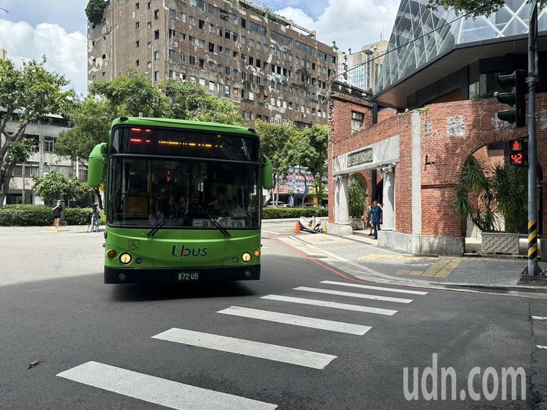 巨業客運施姓司機昨晚9時許,駕駛公車經綠川東街左轉中山路口,在路口撞上對向兩名東海大學女大學生,造成一死一傷慘劇。記者黃寅/攝影 巨業客運施姓司機昨晚9時許,駕駛公車經綠川東街左轉中山路口,在路口撞上對向兩名東海大學女大學生,造成一死一傷慘劇。記者黃寅/攝影
