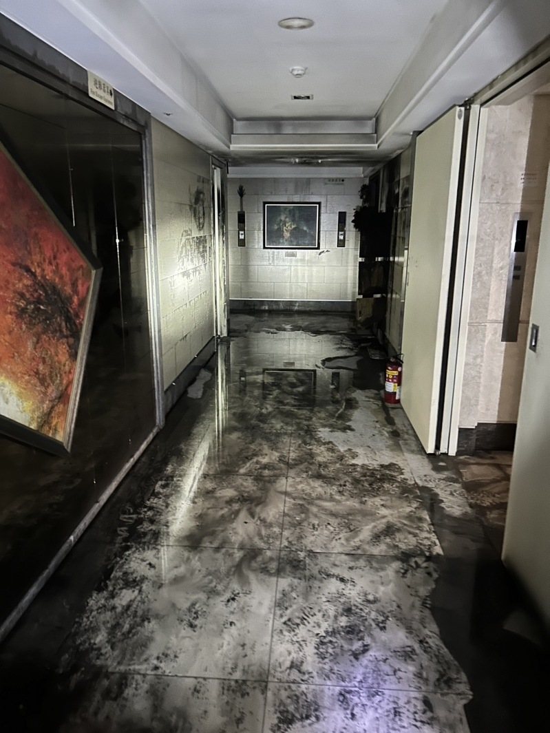 新竹市豐邑晴空匯大樓地下一樓起火後,其他樓層公共空間遭濃煙燻黑,地板、牆壁都是焦油。圖/民眾提供 新竹市豐邑晴空匯大樓地下一樓起火後,其他樓層公共空間遭濃煙燻黑,地板、牆壁都是焦油。圖/民眾提供