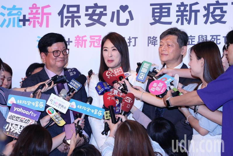 台灣家庭醫學醫學會舉辦「打流新、保安心 秋冬防疫衛教」記者會，邀請衛教大使賈永婕（中）出席衛教宣導，會後賈永婕接受媒體記者聯訪，她在接任台北101董座後收到死亡威脅信，表示已交警方處理，呼籲大家在網路上雖然可以自由的發言，但切勿以身試法，觸法的發言就是構成犯罪行為。記者許正宏／攝影