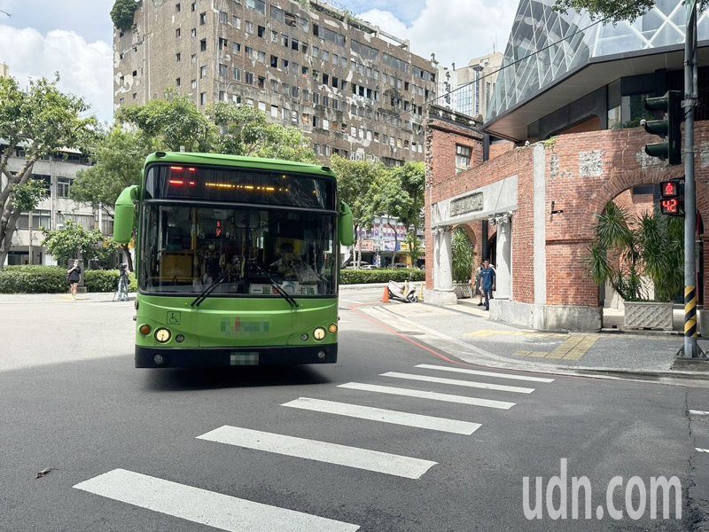 巨業客運施姓司機昨晚9時許，駕駛公車經綠川東街左轉中山路口，在路口撞上對向兩名東海大學女大學生，造成一死一傷慘劇。記者黃寅／攝影