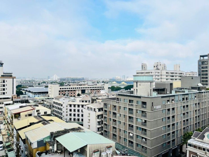 台中市逢甲商圈1家甜點店施放彩煙，台中市環保局今天表示，經檢視民眾提供影片，確有空氣污染情事，將依違反空污法開罰新台幣1200元以上、500萬元以下罰鍰，並要求業者限期改善。逢甲商圈示意圖。聯合報記者／游智文 攝影