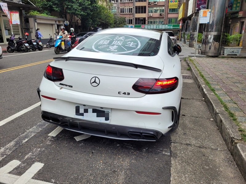 劉姓男子6月間因超速案件，駕駛的賓士跑車遭吊扣車牌半年，繳清罰款後雖領回車輛 ，但他上網花了6000元購買偽造車牌趴趴走，在新竹關西被警方查獲開罰，還吃上官司。圖／新埔警分局提供