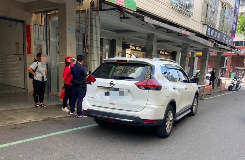 陳姓男子今天下午騎機車在高市苓雅區三多路，見徐姓前女友坐上吳姓男子轎車醋勁大發，攔車欲將徐女拉下車。記者石秀華／翻攝