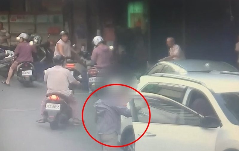 陳姓男子今天下午騎機車在高市苓雅區三多路，見徐姓前女友坐上吳姓男子轎車醋勁大發，攔車欲將徐女拉下車。記者石秀華／翻攝