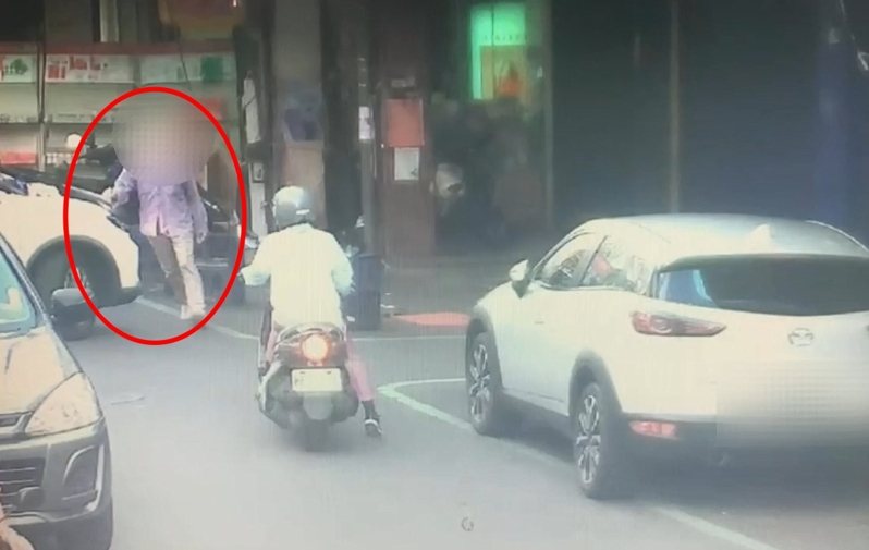 陳姓男子今天下午騎機車在高市苓雅區三多路，見徐姓前女友坐上吳姓男子轎車醋勁大發，攔車欲將徐女拉下車。記者石秀華／翻攝