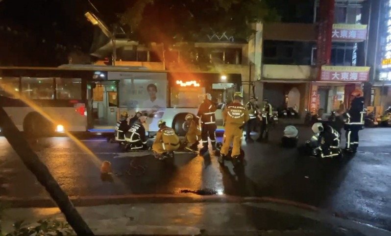 巨業客運施姓司機開車撞死林姓女大生，消防隊員以千斤頂、破壞器材搶救。記者陳宏睿／翻攝